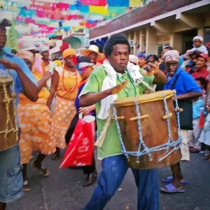 118394582_BOX-Old-Drums